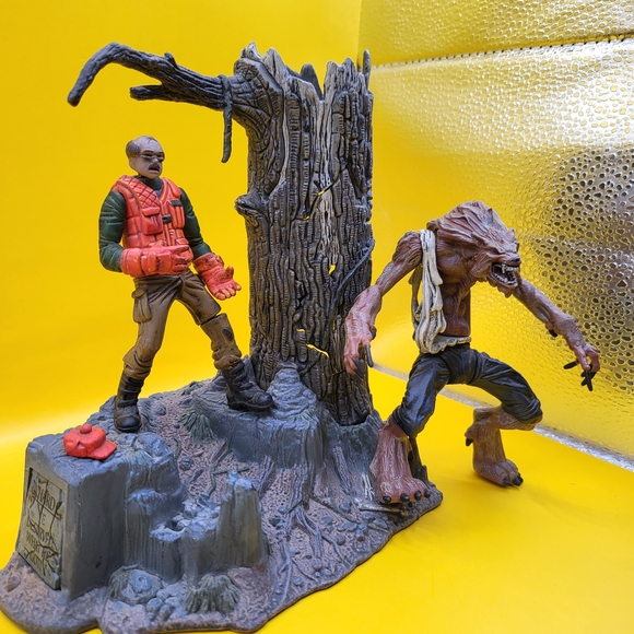 McFarlane Toys (1997) Monsters: Series One - Werewolf Playset - Picture 2 of 3